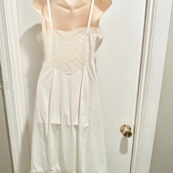 Vintage Van Raalte Ivory Lace Nylon Adjustable Straps Made in USA Slip  … - Picture 4 of 5